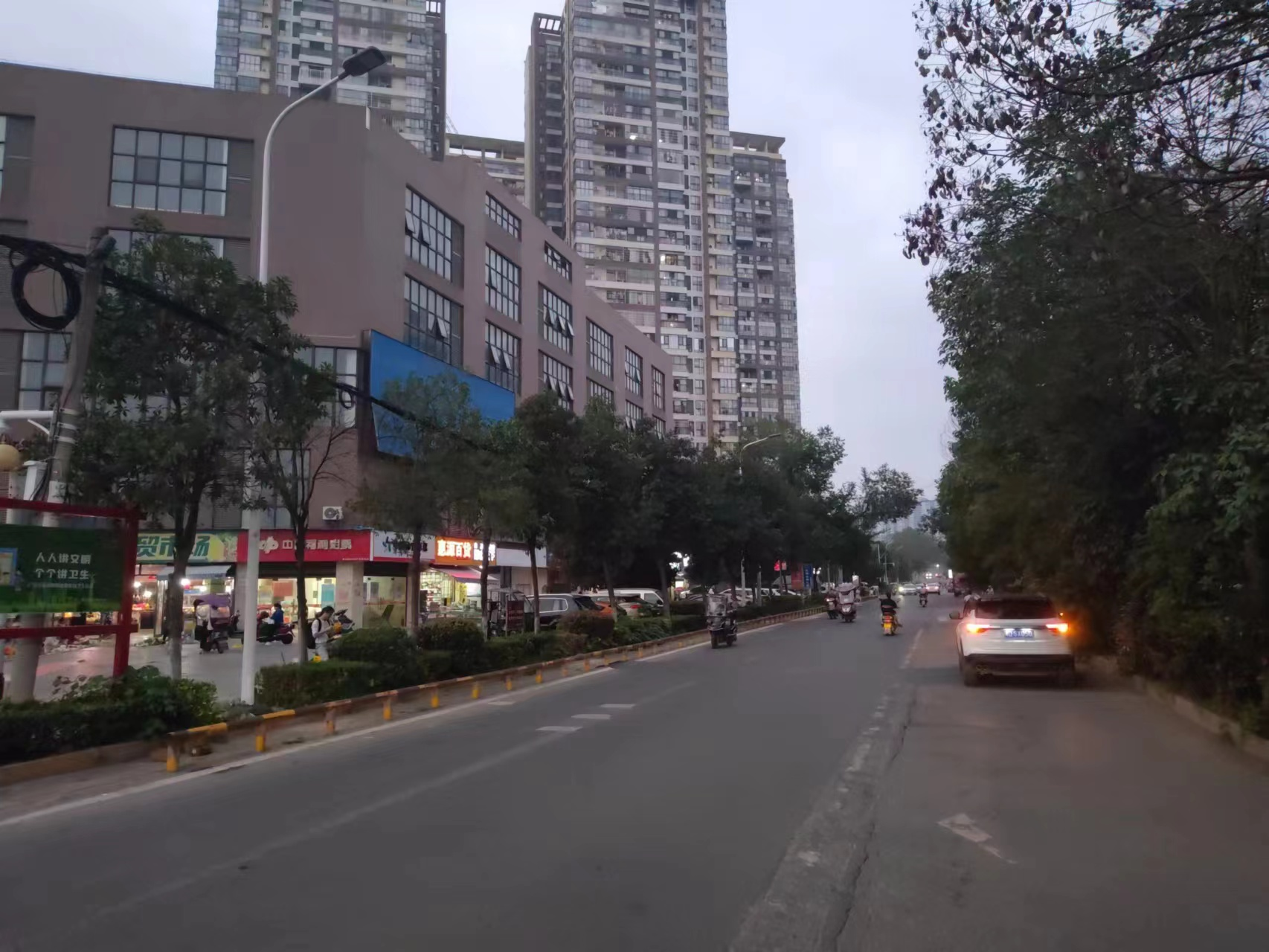 安装路灯暖民心,照亮居民幸福路(2)