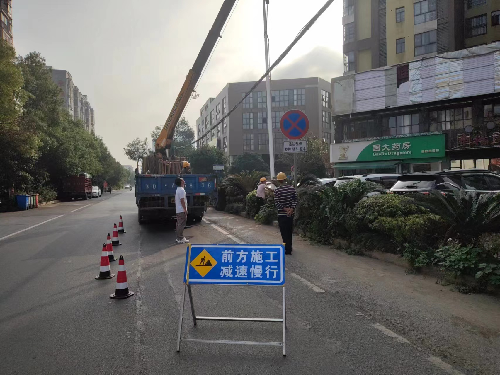安装路灯暖民心,照亮居民幸福路(1)