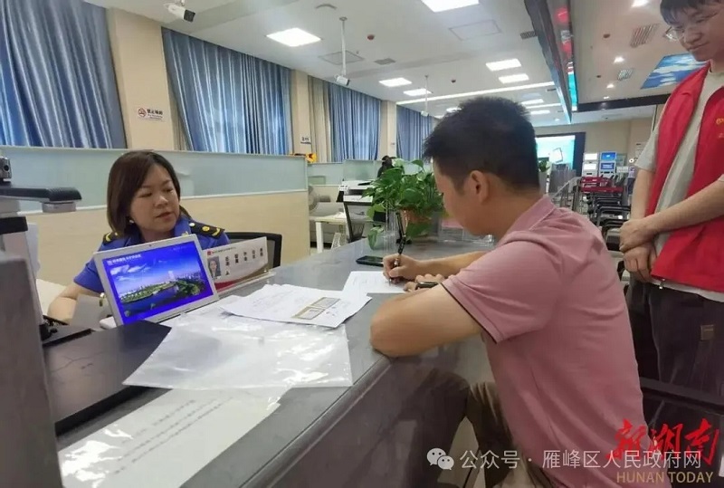 1_596281