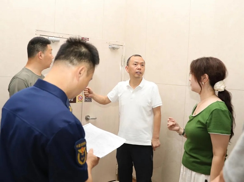 魏春生实地调研星级住宅小区消防安全等级评定工作