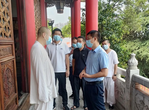 8月3日上午,雁峰区委副书记,统战部长李世钧带队督查雁峰区宗教场所