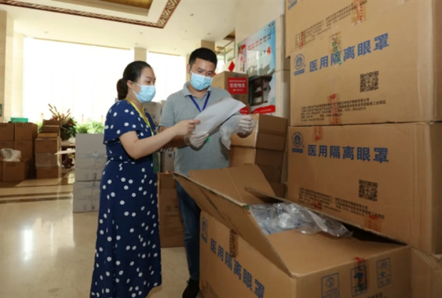 (8月7日,张家界市武陵源区一临时防疫物资储备点,工作人员在清点