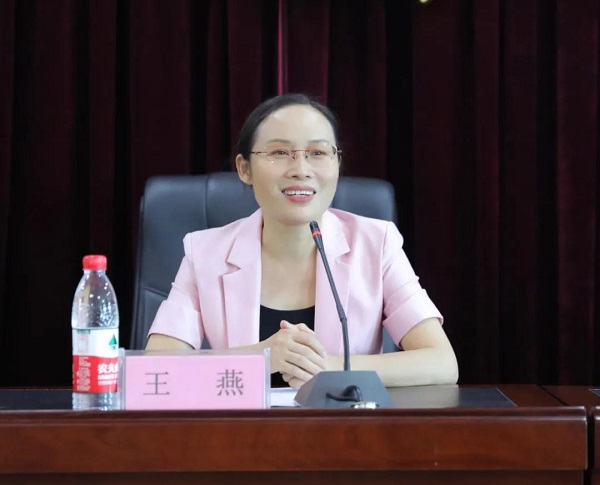 王燕以人大代表正式候选人身份与选民代表见面交流