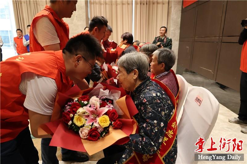 政务公开 转发 衡阳动态何宗新送上了5000元爱心款,参与了现场活动;左