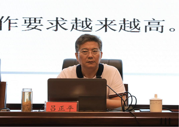 市委宣传部二级巡视员,市委新闻发言人,市政府新闻办主任吕正平现场