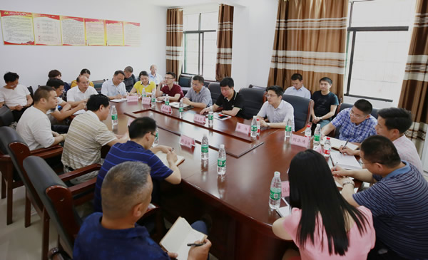 座谈会.jpg